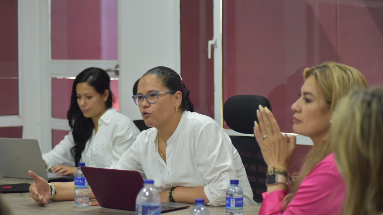 Autoridades nacionales de salud reunidas en Riohacha con Anas Wayuu EPSI.