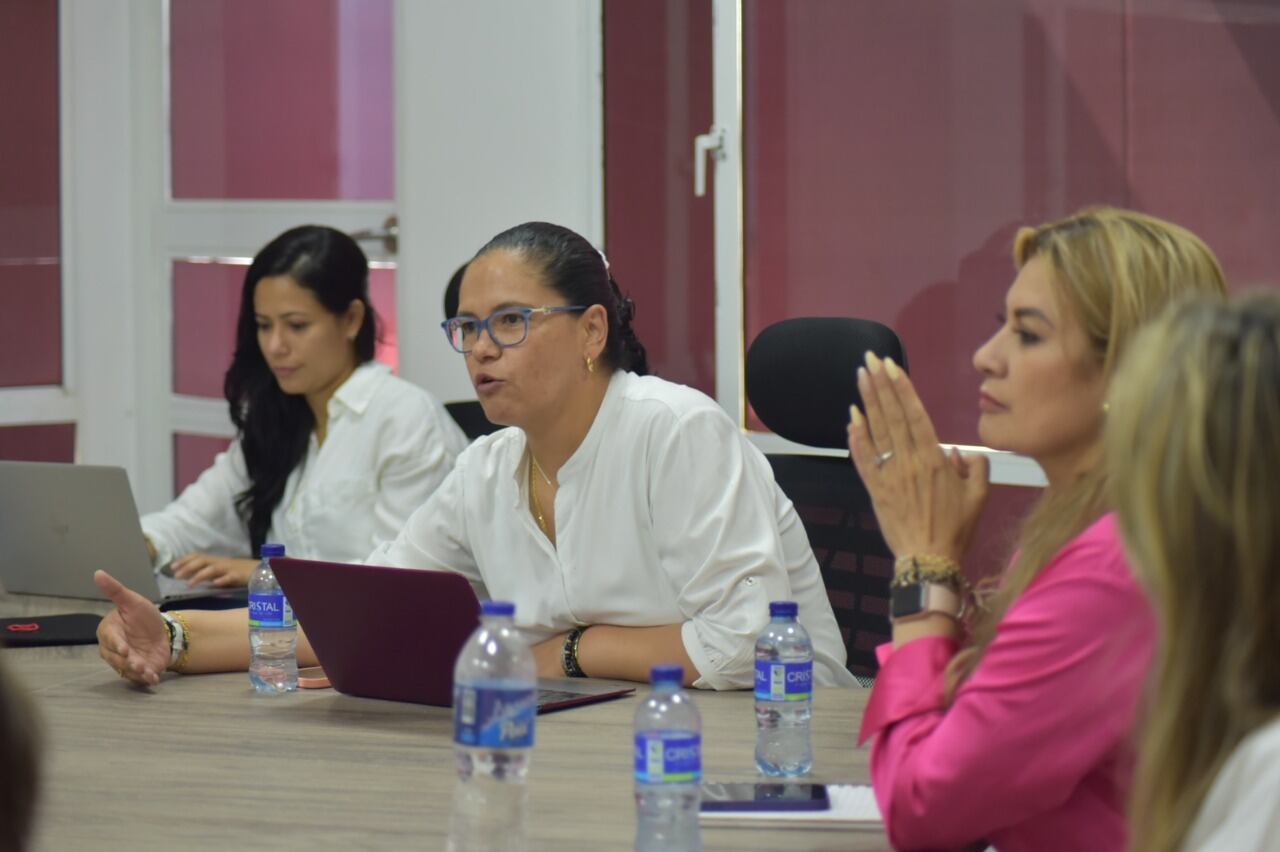 Autoridades nacionales de salud reunidas en Riohacha con Anas Wayuu EPSI.