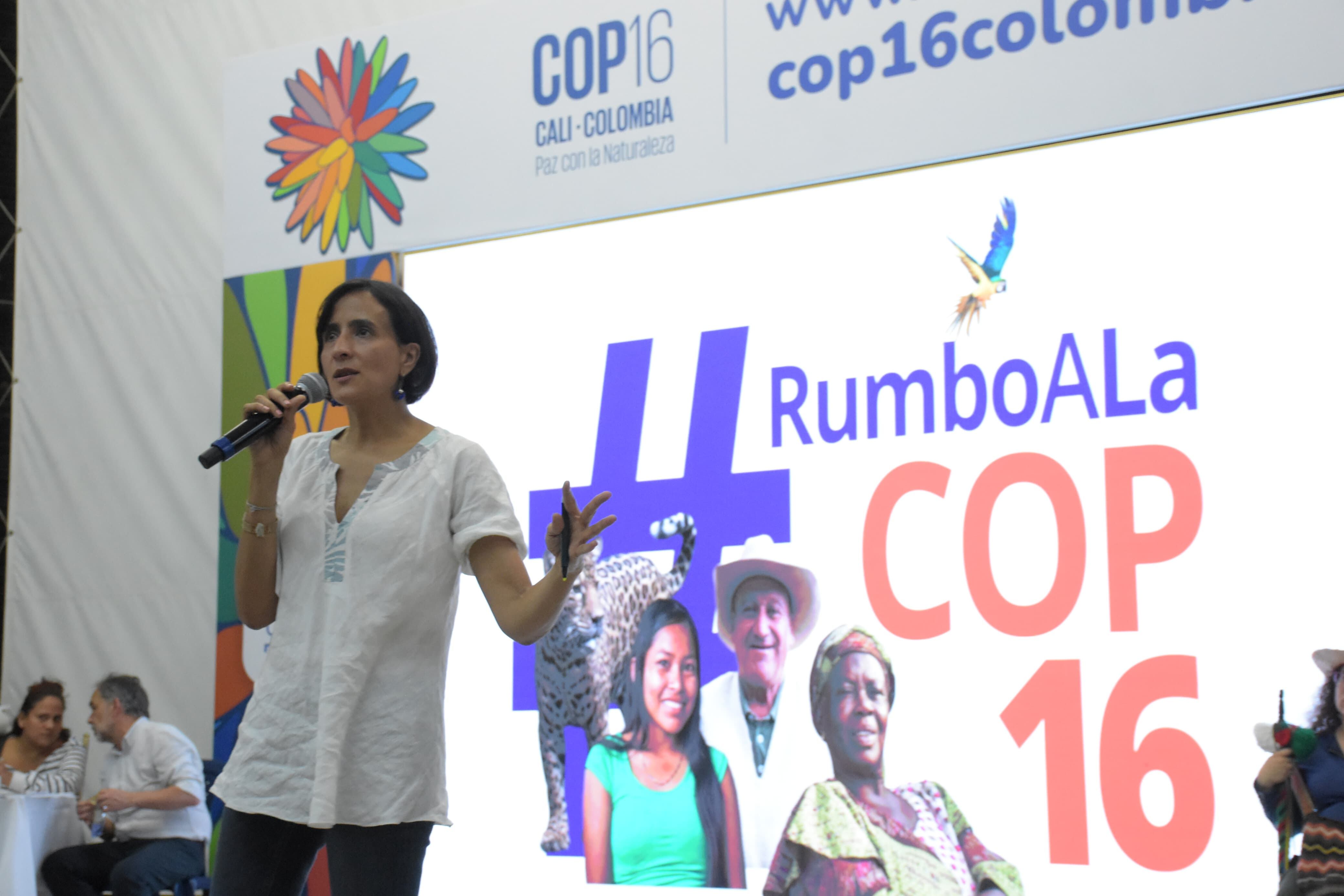 Susana Muhammad ministra del medio ambiente en reunión sobre la COP 16 en la universidad del valle