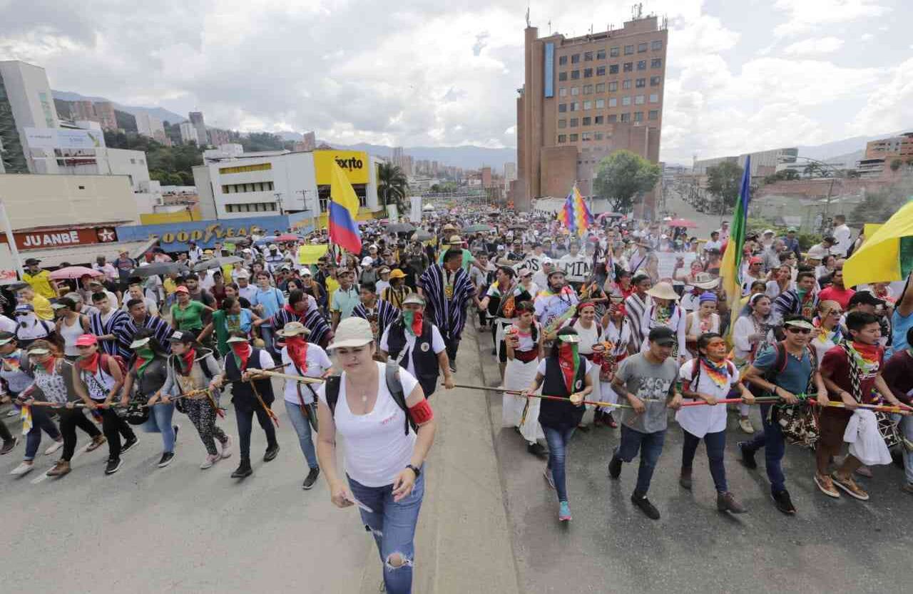 El paso de la marcha por la avenida El Poblado. Medellín. Foto: Julián Roldán / SEMANA.