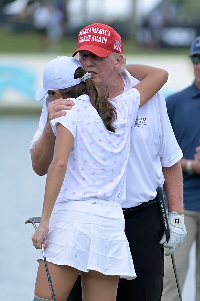Donald Trump y su nieta Kai. Ambos comparten el amor por el golf. (Photo by Charles Laberge/LIV Golf via Getty Images)