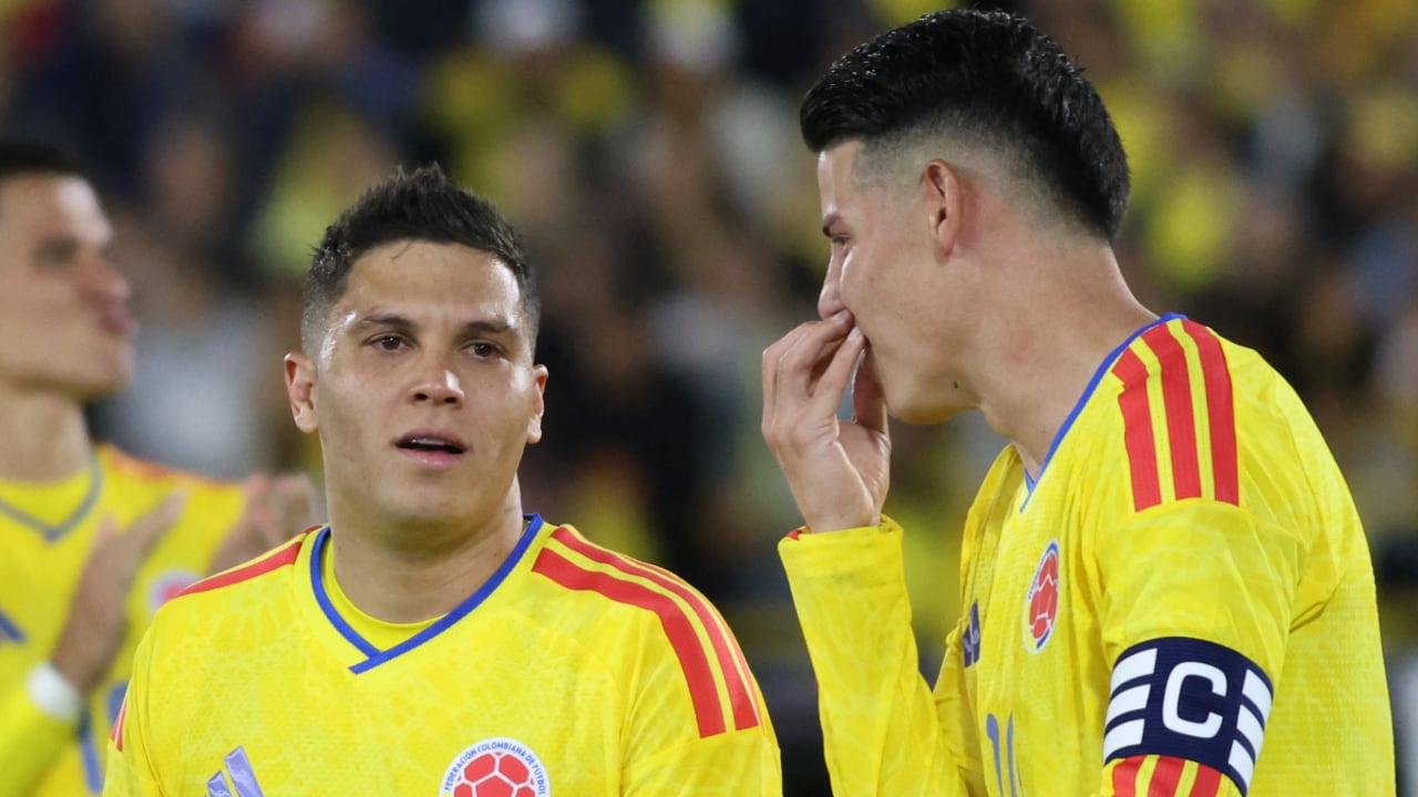 James Rodríguez y Juan Fernando Quintero hablando en el amistoso de Colombia vs. Costa Rica.