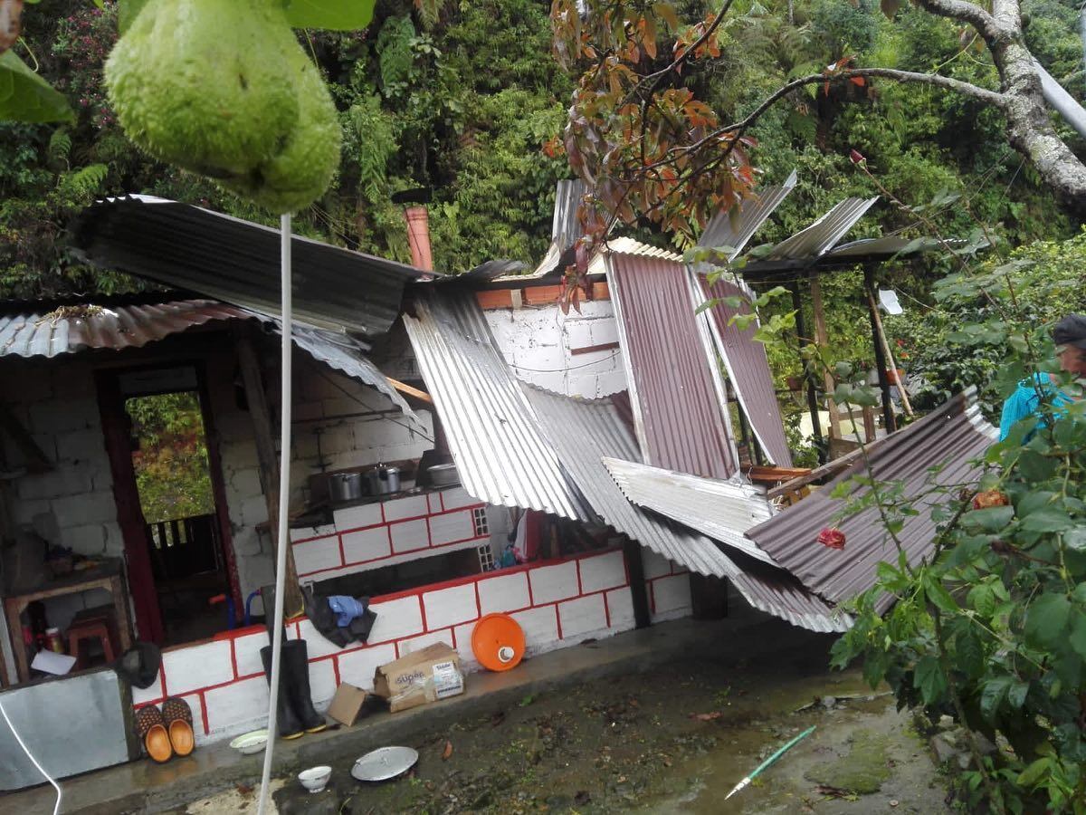 El vendaval generó varios deslizamientos de tierra que taponaron algunas vías