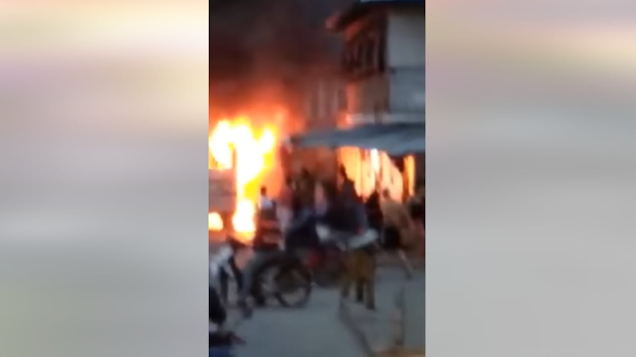 Bus intermunicipal incendiado en las horas de la mañana. Foto: captura de pantalla video Facebook Tv Norte Noticias