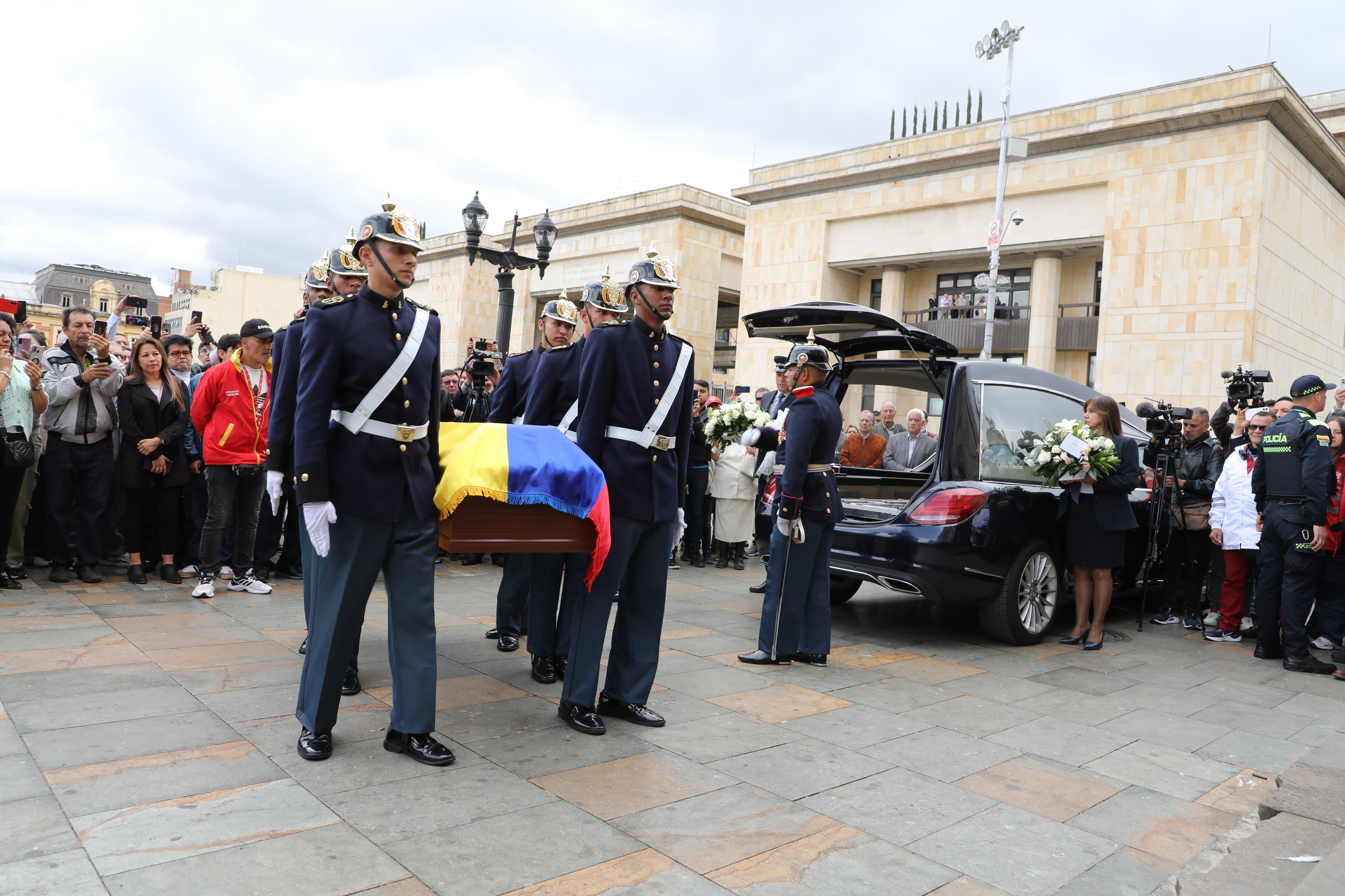 En la Catedral Primada de Colombia, se adelanta la eucaristía de honras fúnebres de Germán Vargas Lleras