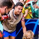 BERN, SUIZA - 14 DE SEPTIEMBRE: Cristiano Ronaldo del Manchester United asiste como un balón que ha pateado golpeó al mayordomo durante el partido del grupo F de la Liga de Campeones de la UEFA entre el BSC Young Boys y el Manchester United en el Stadion Wankdorf el 14 de septiembre de 2021 en Berna, Suiza. (Photo by Marcio Machado / Eurasia Sport Images / Getty Images)