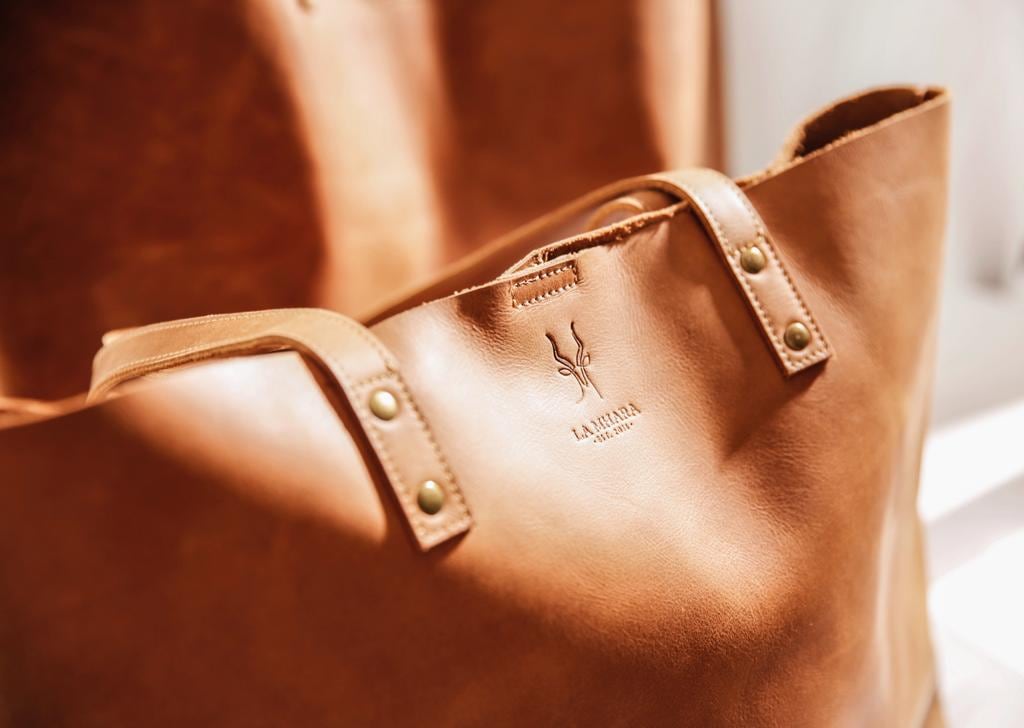 La Mhara destaca y resalta las características propias y naturales del cuero, como lo son sus texturas y tonos.