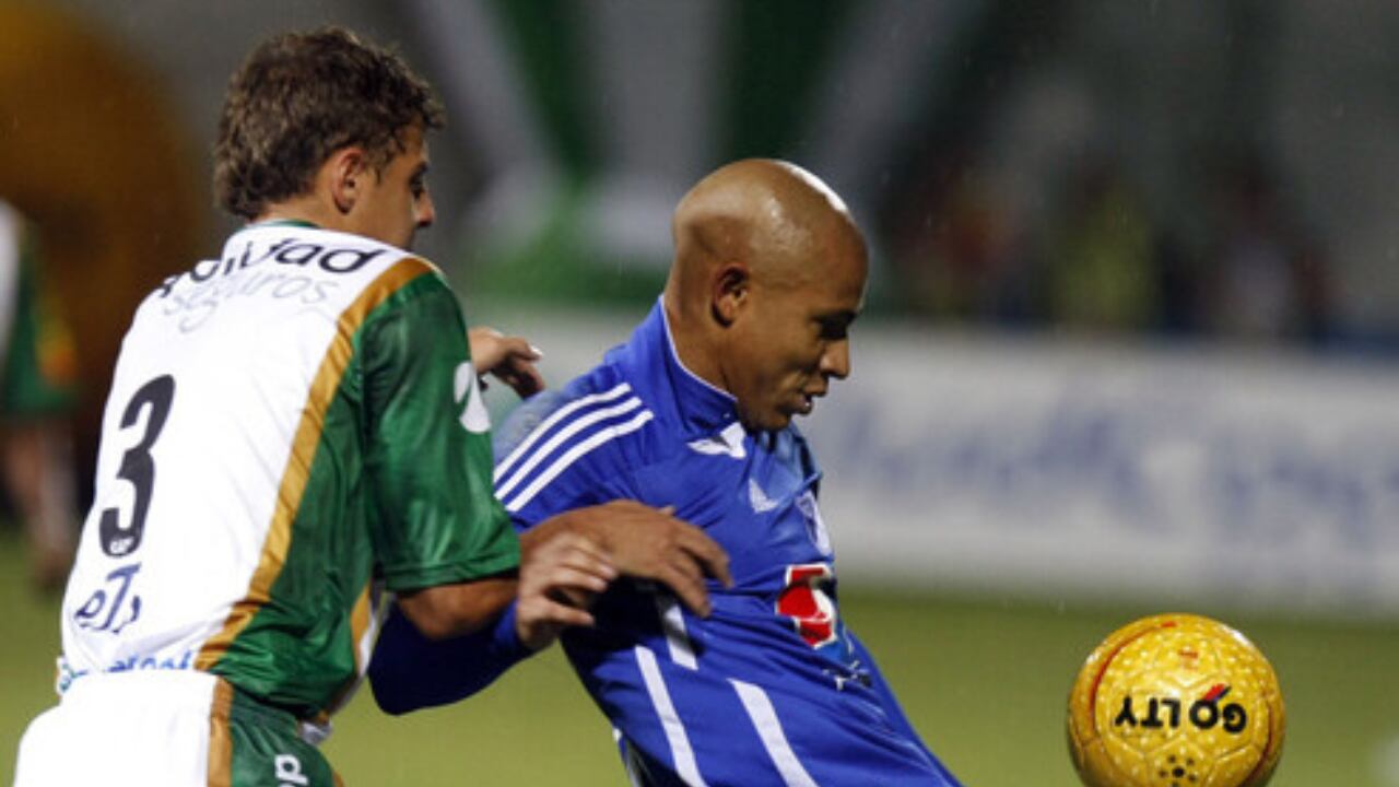Santiago Arias (izq.) con los colores de Equidad Seguros (2010).