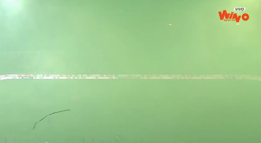 El estadio se perdió entre el humo tras la pirotecnia que acompañó los actor protocolarios.