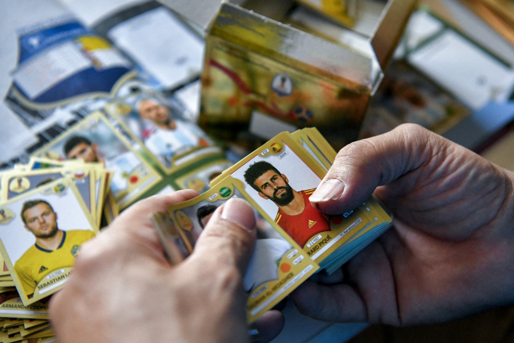 Gianni Bellini, propietario de la colección de pegatinas de fútbol más grande del mundo, recorre su colección de pegatinas en San Felice sul Panaro, provincia de Módena, el 18 de julio de 2018