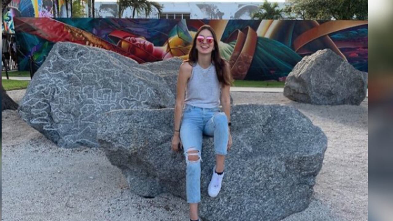 Espinosa nació el 17 de enero de 1998, tiene 23 años y es comunicadora social y periodista de la Universidad del Norte de Barranquilla.