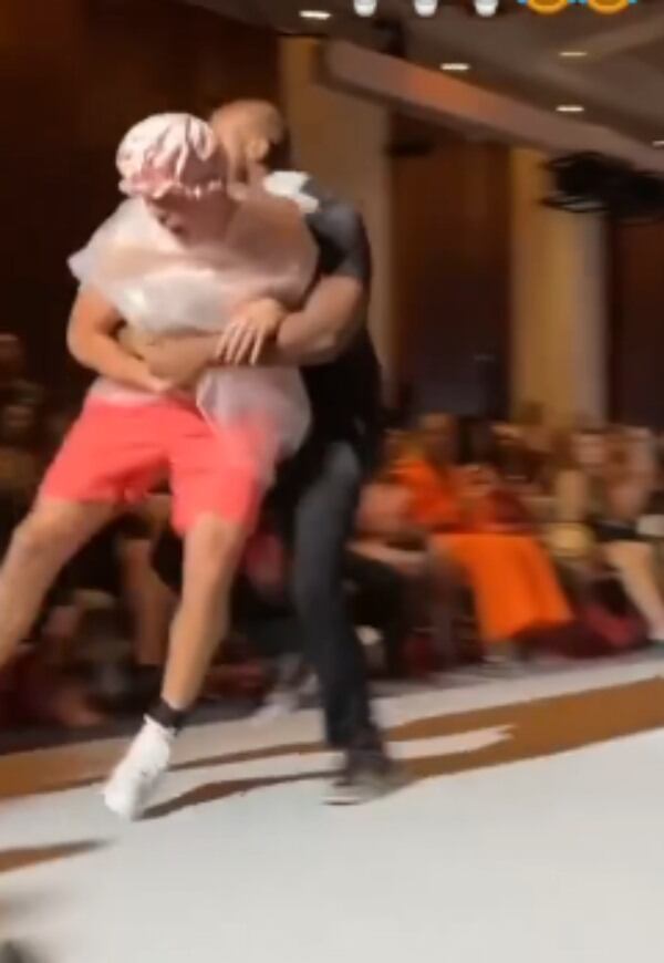 Youtuber se coló en evento de moda.