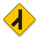 Esta señal alerta sobre la entrada de vehículos desde un acceso o rampa lateral.