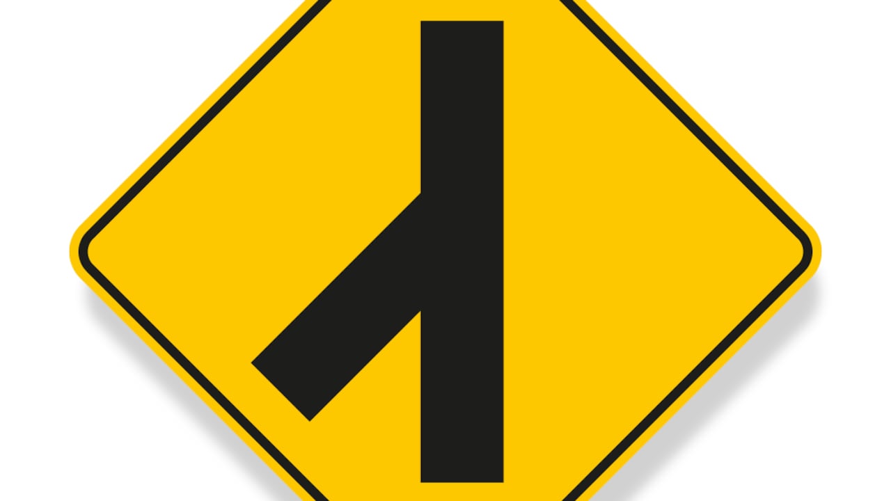 Esta señal alerta sobre la entrada de vehículos desde un acceso o rampa lateral.