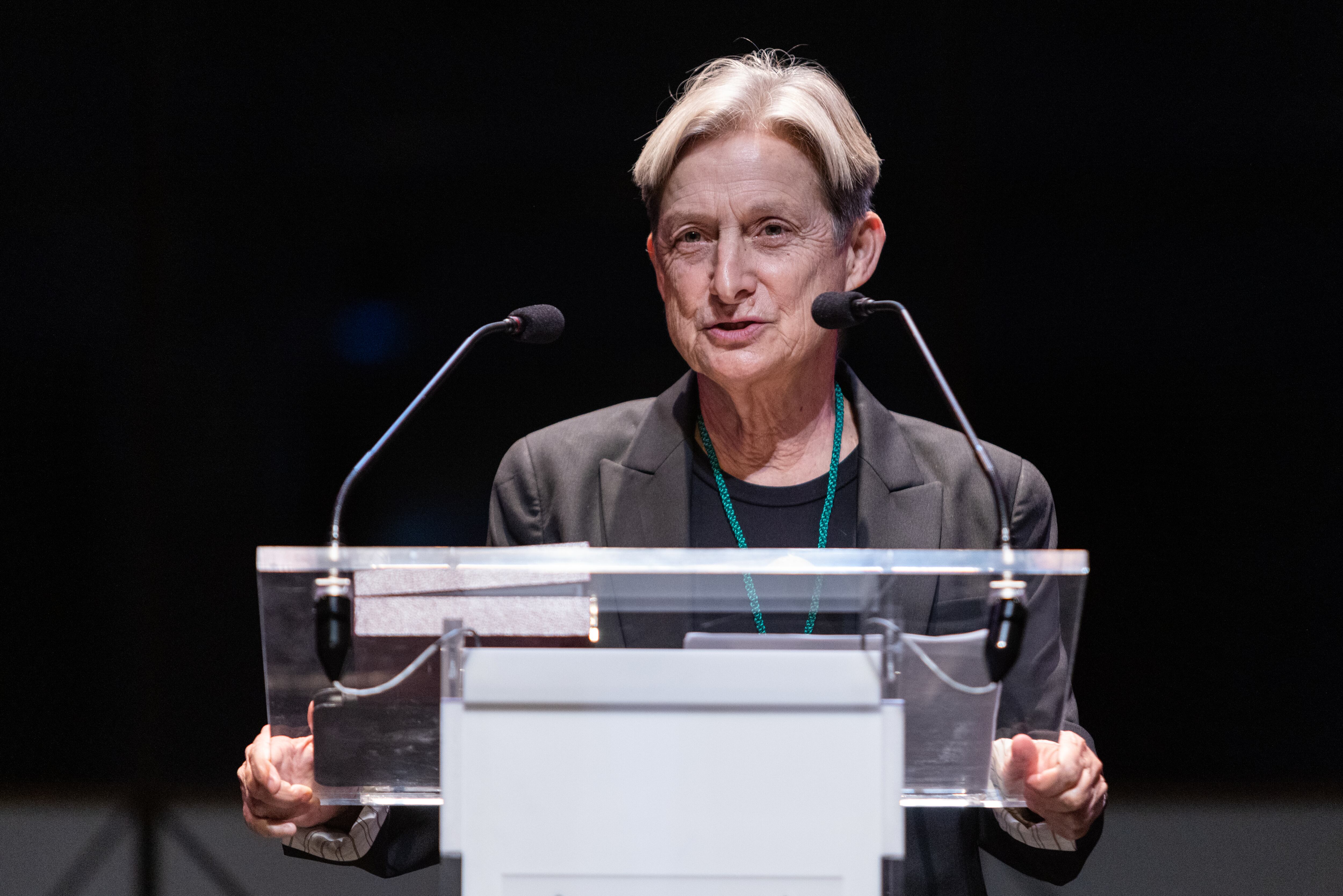 Judith Butler habla en Madrid, España, en 2022.  En 2024, el periódico 'El País' la nombró como la pensadora más influyente del siglo. Foto: Aldara Zarraoa/Getty Images.