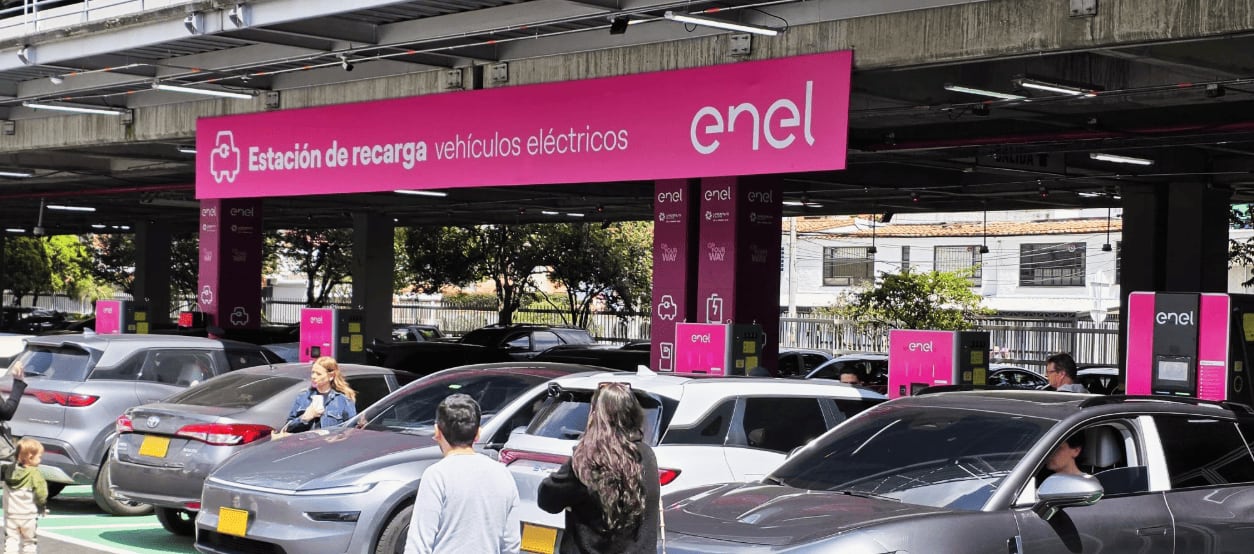 Enel anunció que los nuevos equipos permitirán reducir considerablemente el tiempo de carga de los vehículos eléctricos.