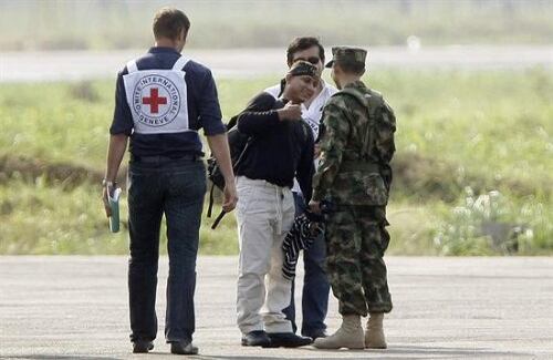 El infante de marina Henry López saluda a su llegada al aeropuerto de Florencia, Caquetá. El militar fue secuestrado el 23 de mayo de 2010.