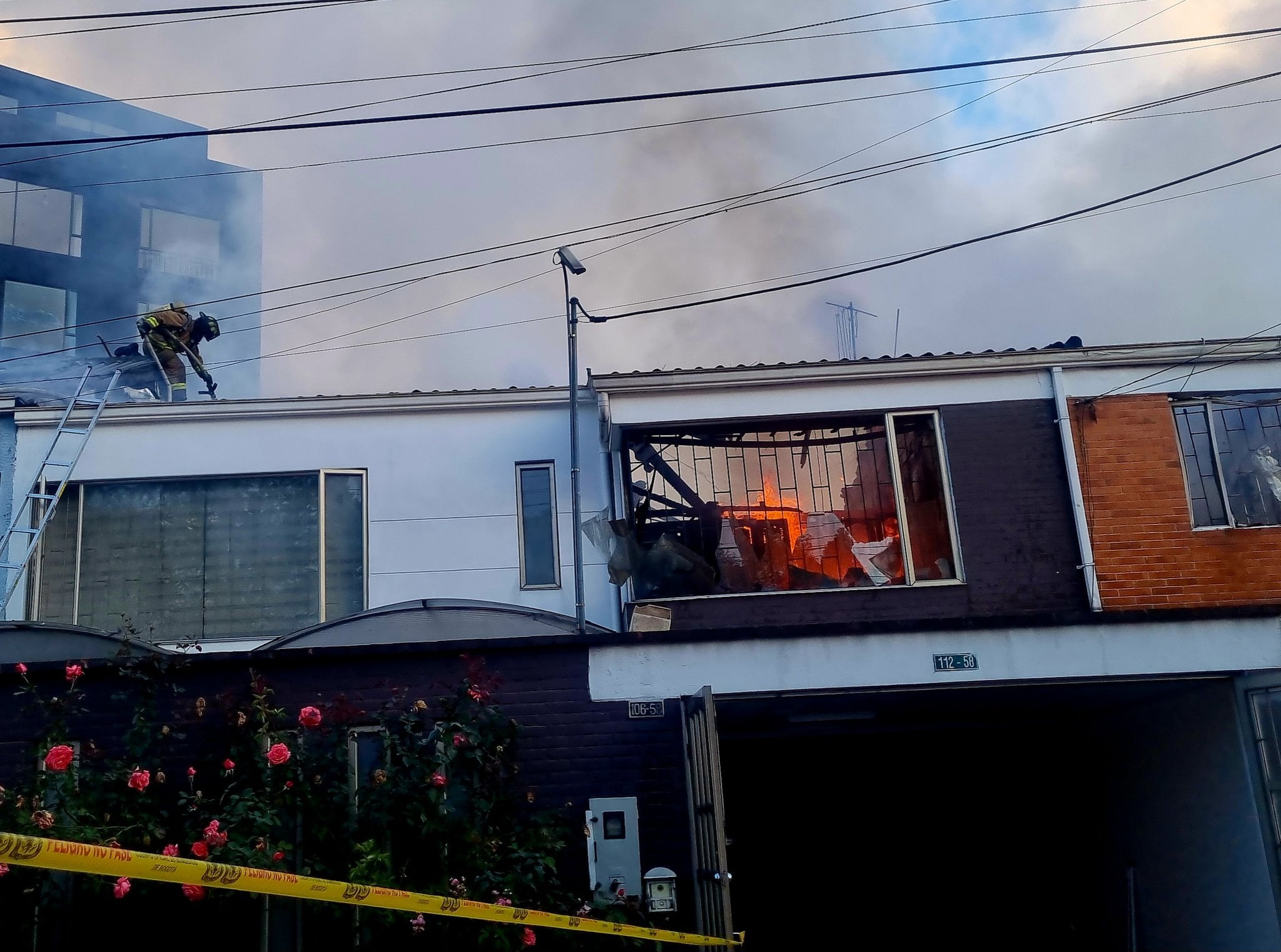 Los bomberos atendieron el llamado de los vecinos del sector y llegaron rápidamente. Foto: @BomberosBogota