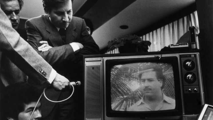 Rodrigo Lara Bonilla observa a Pablo Escobar por televisión en 1983. Crédito Lope Medina.