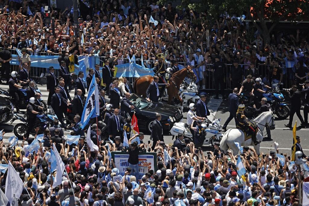 El nuevo presidente de Argentina, Javier Milei (izq.) y su hermana Karina Milei saludan a la multitud que se dirige al Palacio Presidencial de la Casa Rosada en un automóvil abierto después de prestar juramento durante una ceremonia de inauguración en el Congreso en Buenos Aires el 10 de diciembre de 2023. El economista libertario Javier Milei juró el domingo como presidente de Argentina, luego de una contundente victoria electoral impulsada por la furia por la crisis económica del país. (Foto de Alejandro PAGNI/AFP)