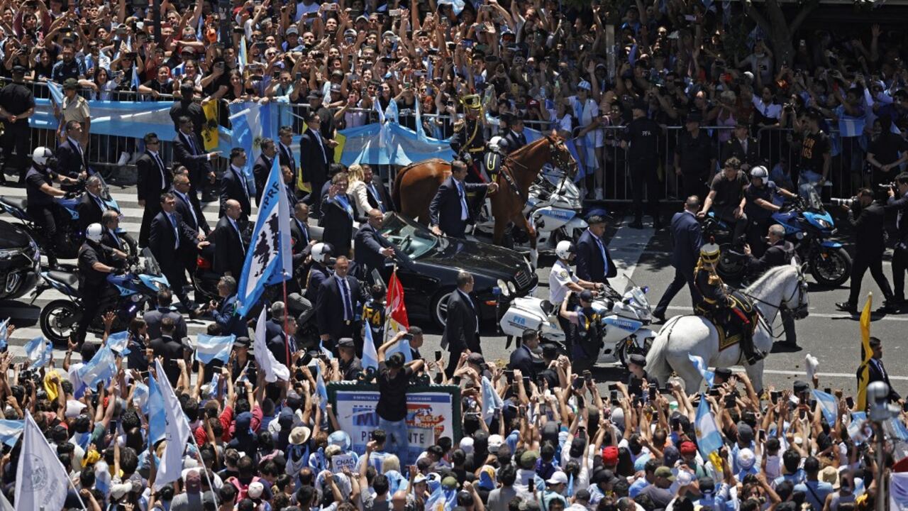 El nuevo presidente de Argentina, Javier Milei (izq.) y su hermana Karina Milei saludan a la multitud que se dirige al Palacio Presidencial de la Casa Rosada en un automóvil abierto después de prestar juramento durante una ceremonia de inauguración en el Congreso en Buenos Aires el 10 de diciembre de 2023. El economista libertario Javier Milei juró el domingo como presidente de Argentina, luego de una contundente victoria electoral impulsada por la furia por la crisis económica del país. (Foto de Alejandro PAGNI/AFP)