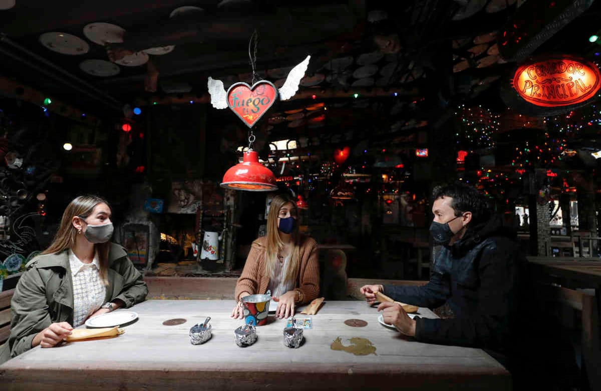 El equipo de logística del restaurante celebró la apertura, ya que la crisis afectó las finanzas del lugar. Foto: Guillermo Torres/SEMANA