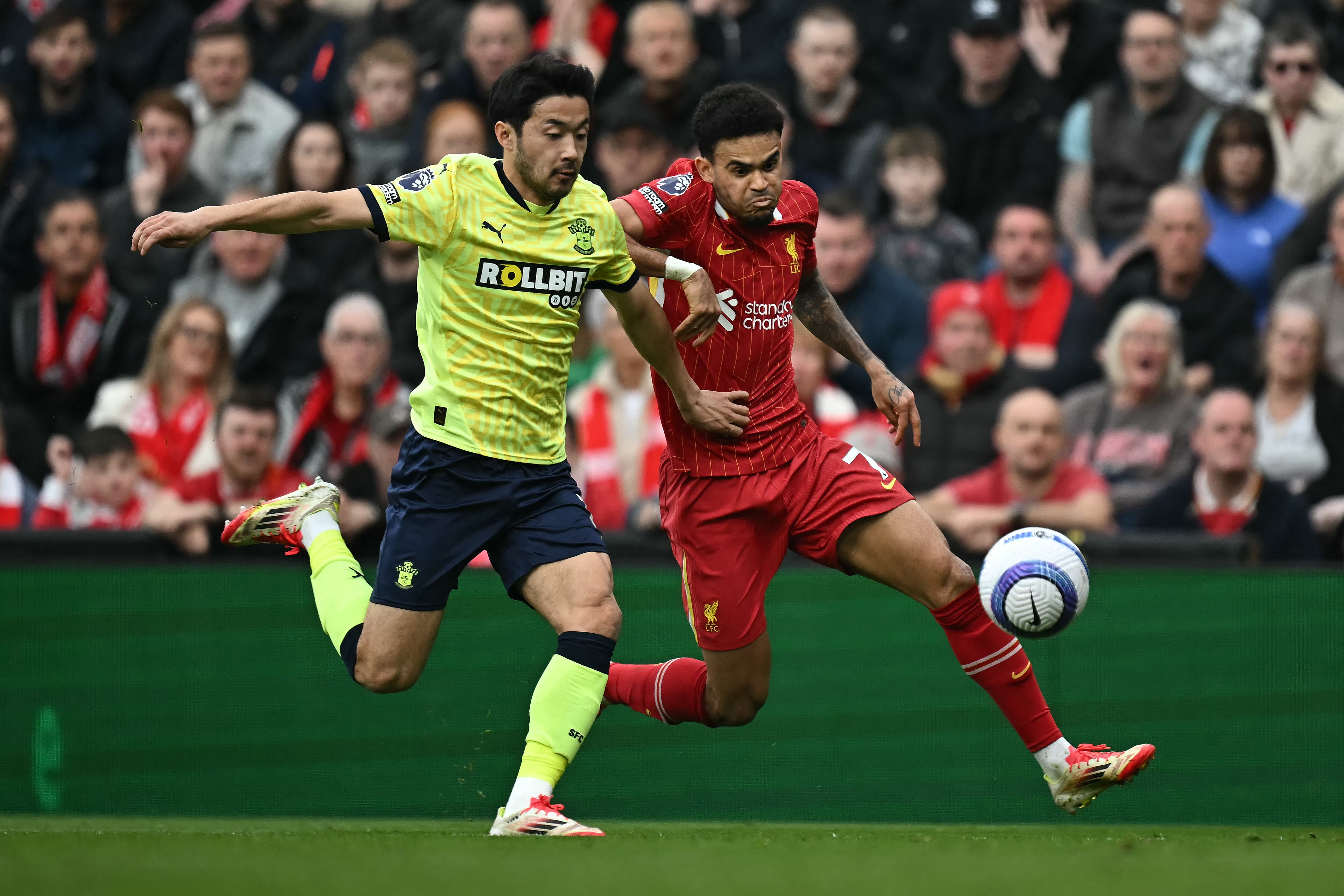 El defensor japonés #16 del Southampton, Yukinari Sugawara, compite con el mediocampista colombiano #07 del Liverpool, Luis Díaz.