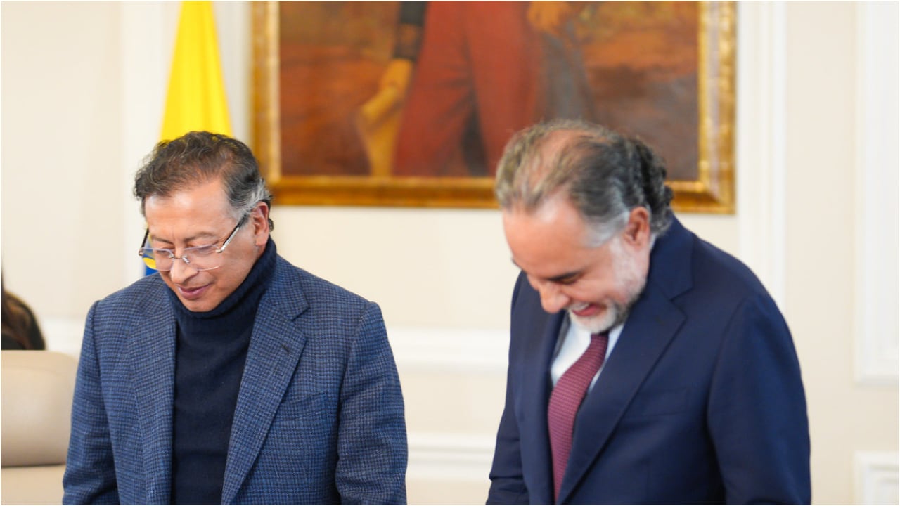 Gustavo Petro, presidente de Colombia, y Armando Benedetti, ministro del Interior, en el consejo de ministro del 21 de abril de 2025, en Bogotá