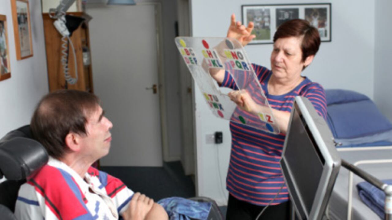 Tony Nicklinson sufrió un derrame cerebral en 2005. Ahora se comunica a través de una máquina y depende de su esposa para todo.