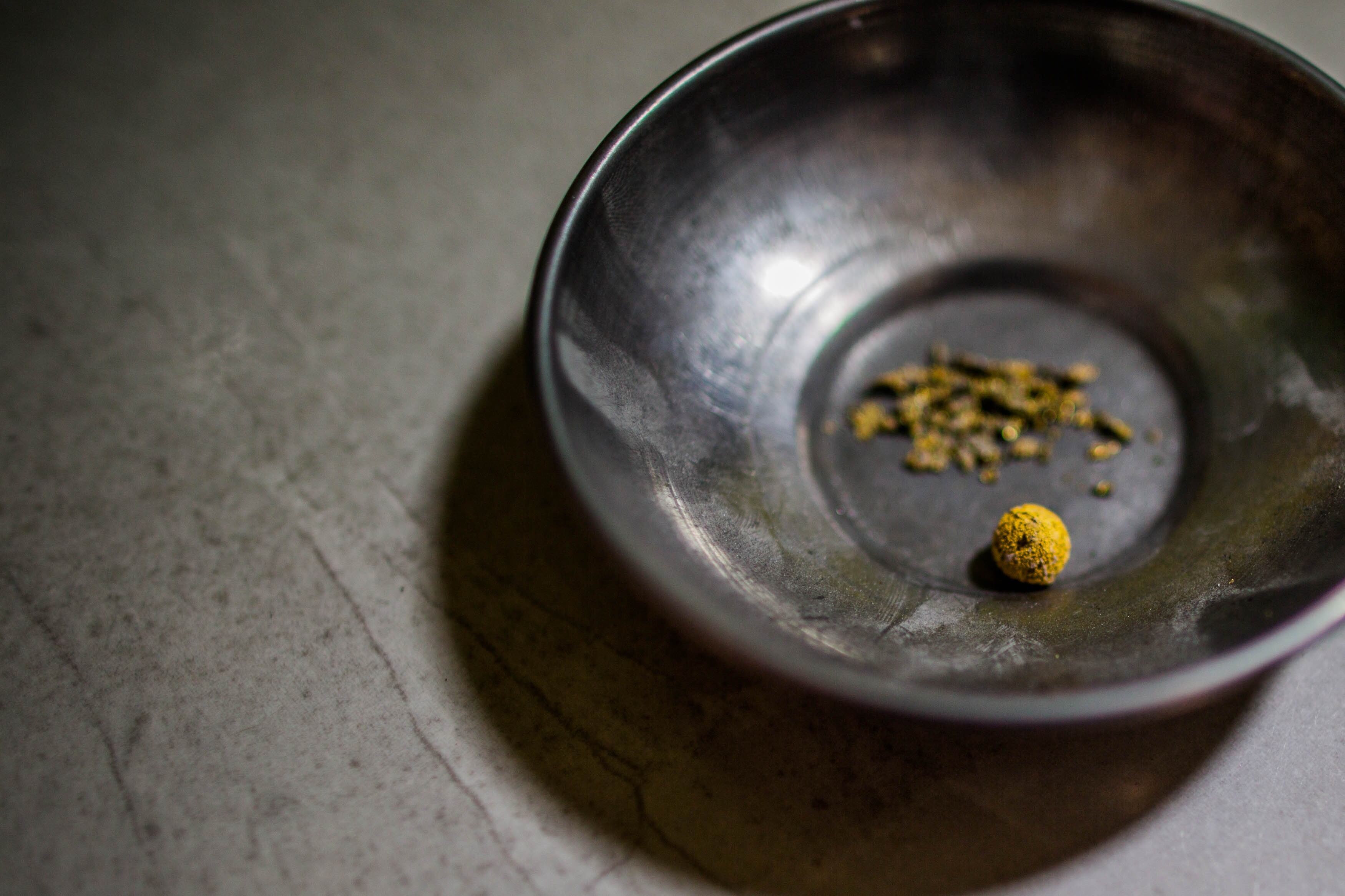 Los mineros trabajan bajo un sistema llamado "cachorreo", por el cual hacen veintiocho días gratis, extrayendo oro para el contratista, y sólo dos días para beneficio propio.