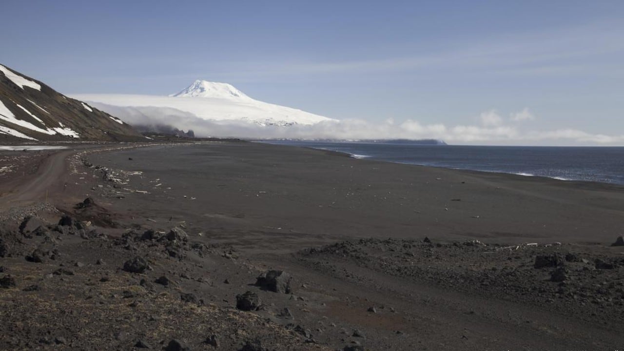 El volcán Beerenberg, en la isla noruega de Jan Mayen, alberga el volcán activo más septentrional del mundo.