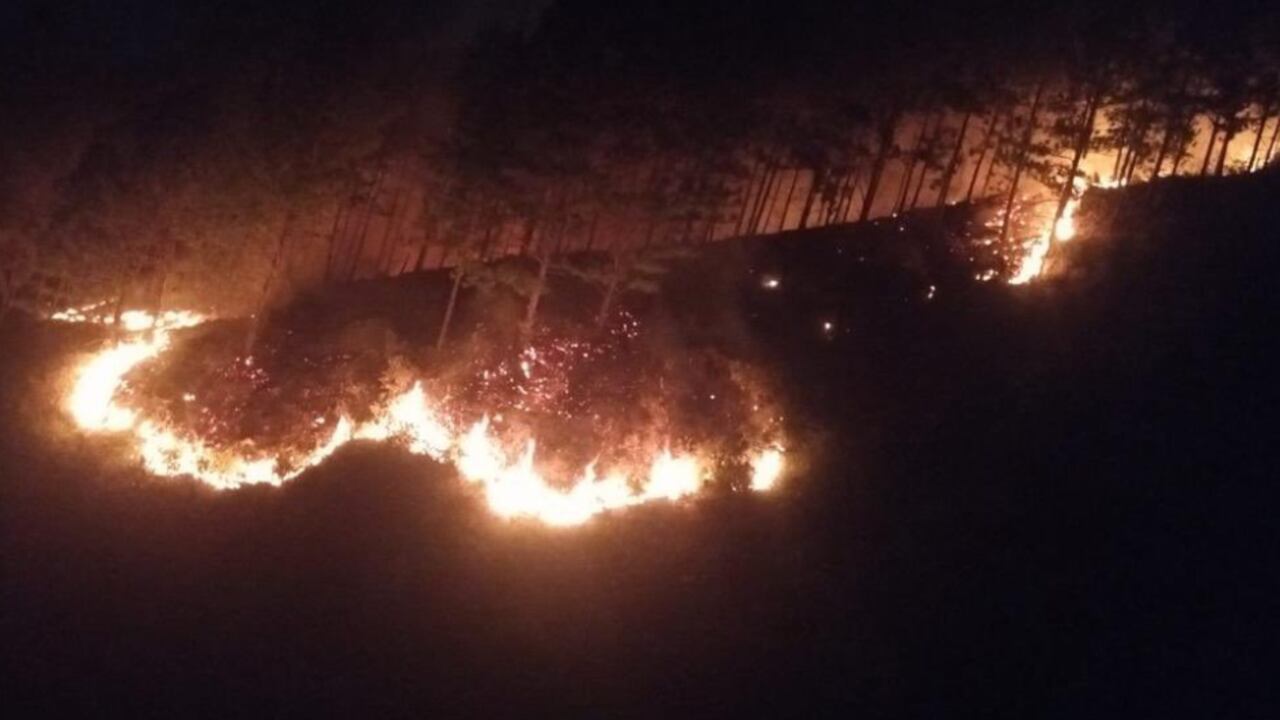 Incendio en cerro Quitasol de Bello, Antioquia.