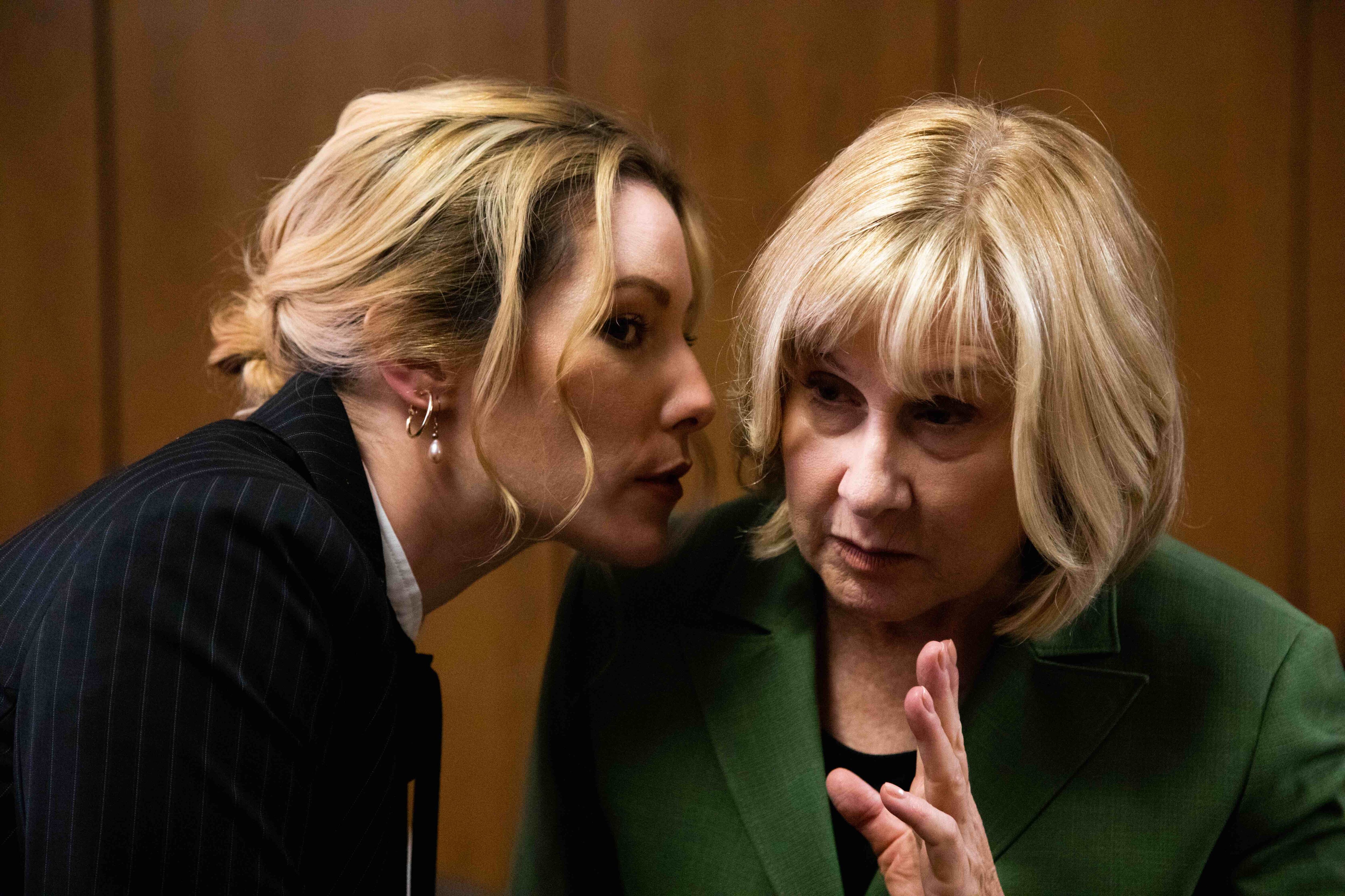 Megan Davis en el papel de Amber Heard