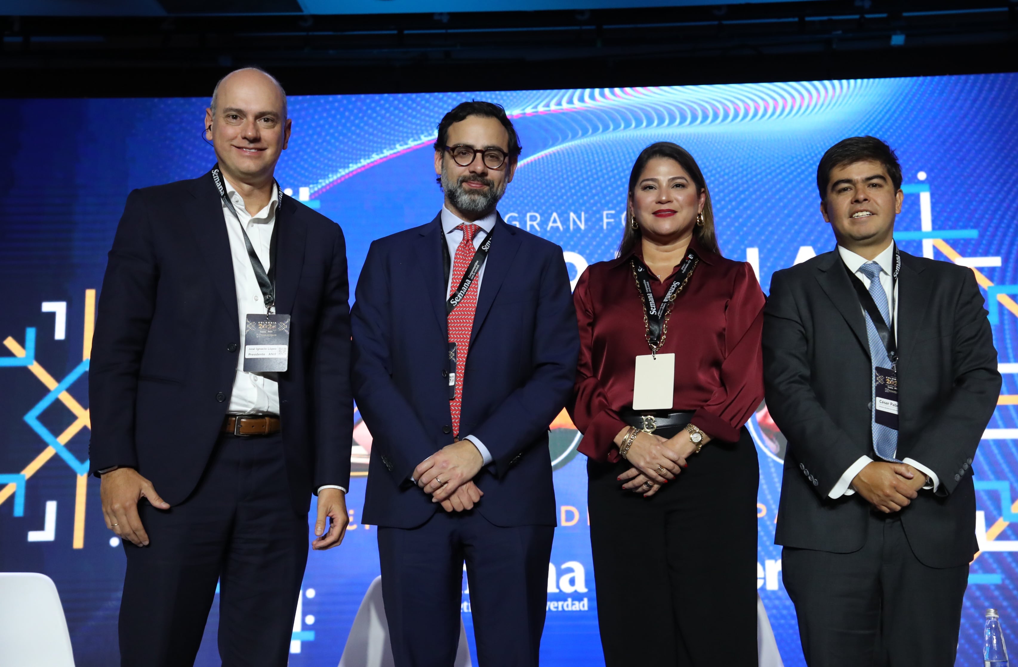 Gran Foro Colombia 2026 ¿Para dónde va el país? Fecha: 4 de febrero de 2026 PANEL DE DILEMAS | Más oportunidades que riesgos: perspectivas para 2026 Obje Oliver Wack Gerente General de Control Risks para Colombia y la Región Andina María Soledad Mosquera Directora sectorial S&P Global, Colombia y Panamá, NSR César Pabón Director ejecutivo de Investigaciones Económicas Corficolombiana Modera: José Ignacio López Presidente del Centro de Pensamiento Económico - ANIF