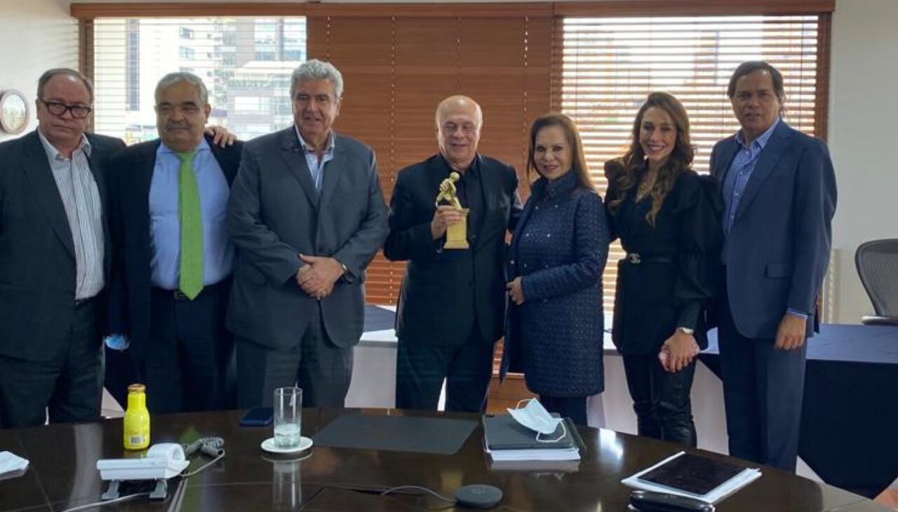 El periodista fue galardonado por 50 años de trayectoria en los medios de comunicación.