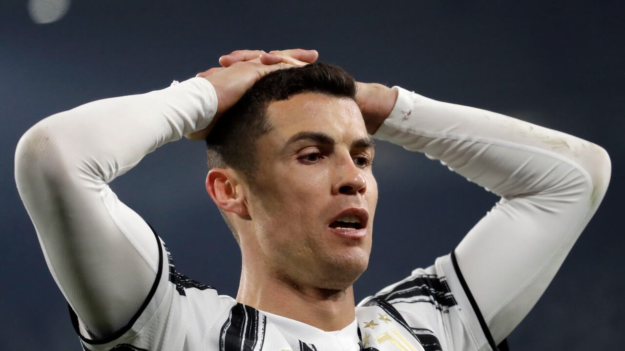 Cristiano Ronaldo, de la Juventus, reacciona después de no anotar durante el partido de vuelta de los octavos de final de la Liga de Campeones entre la Juventus y el Oporto en Turín, Italia, el martes 9 de marzo de 2021 (AP Photo / Luca Bruno).