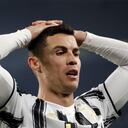 Cristiano Ronaldo, de la Juventus, reacciona después de no anotar durante el partido de vuelta de los octavos de final de la Liga de Campeones entre la Juventus y el Oporto en Turín, Italia, el martes 9 de marzo de 2021 (AP Photo / Luca Bruno).