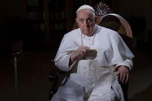 ARCHIVO - El papa Francisco hace una pausa durante una entrevista con The Associated Press en el Vaticano, el martes 24 de enero de 2023. (AP Foto/Domenico Stinellis, Archivo)