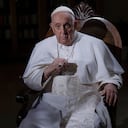 ARCHIVO - El papa Francisco hace una pausa durante una entrevista con The Associated Press en el Vaticano, el martes 24 de enero de 2023. (AP Foto/Domenico Stinellis, Archivo)