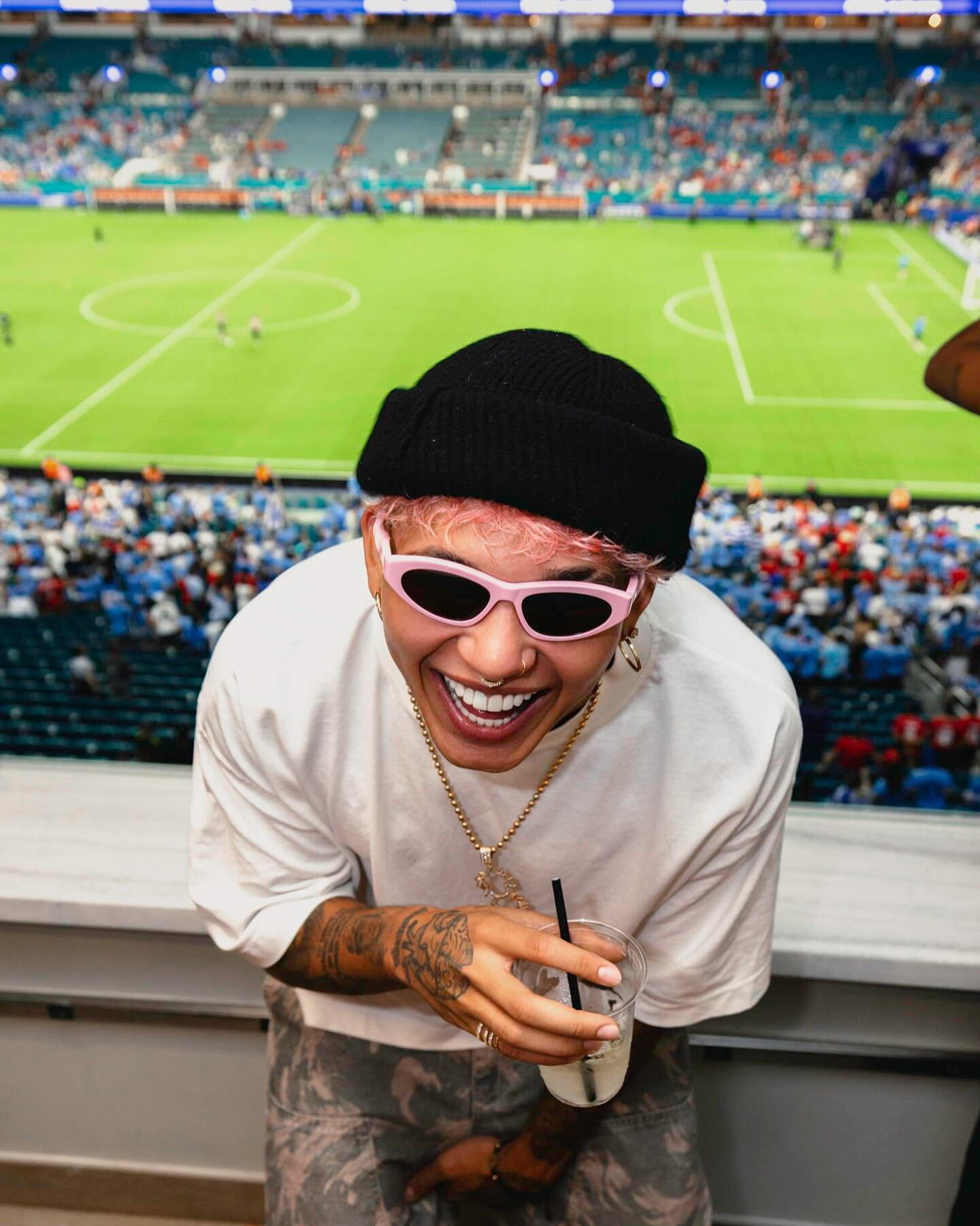 Beele denuncia cantante