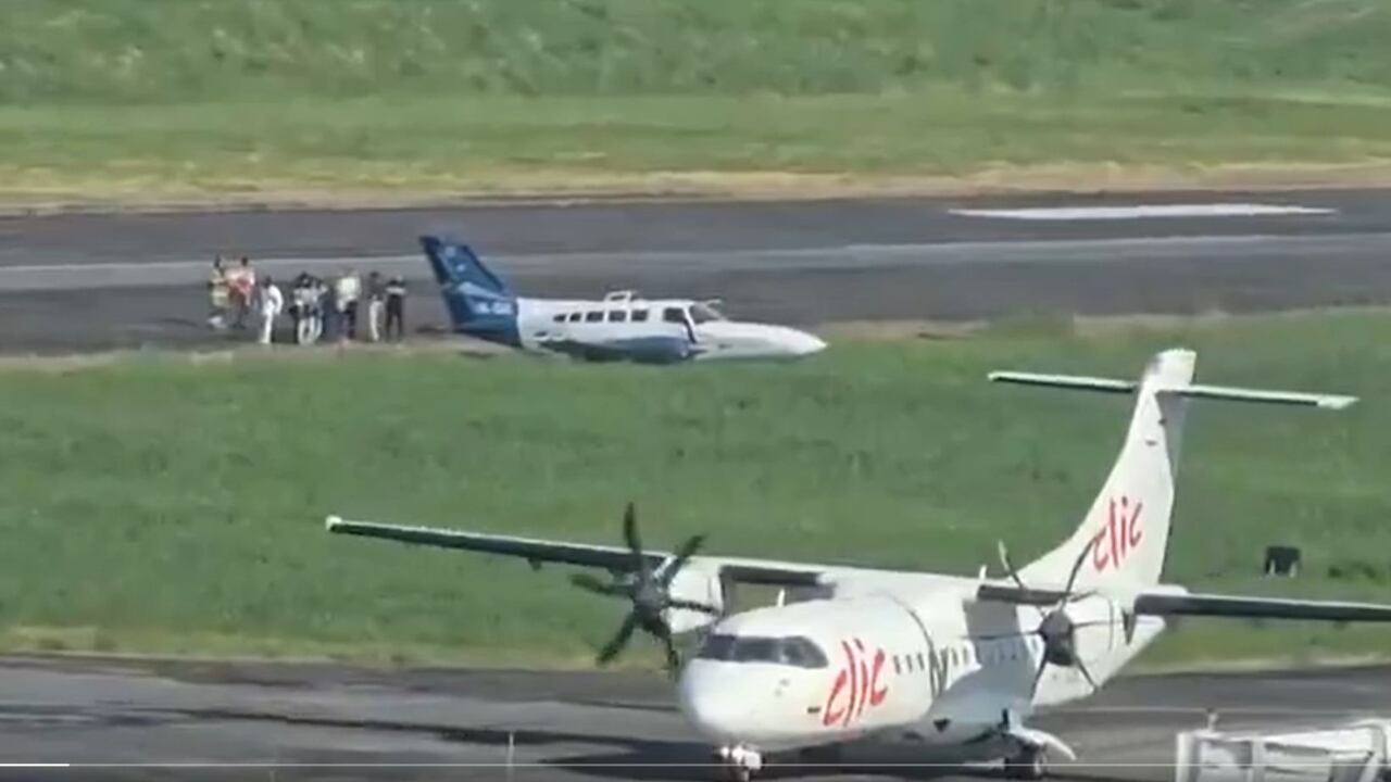 Investigan salida de pista de un avión en el aeropuerto de Medellín, al parecer, por problemas con el tren de aterrizaje