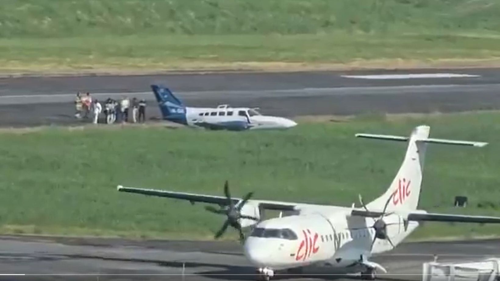 Investigan salida de pista de un avión en el aeropuerto de Medellín, al parecer, por problemas con el tren de aterrizaje