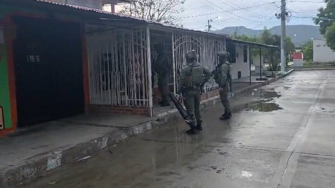 Policías en operativo contra la piratería terrestre.