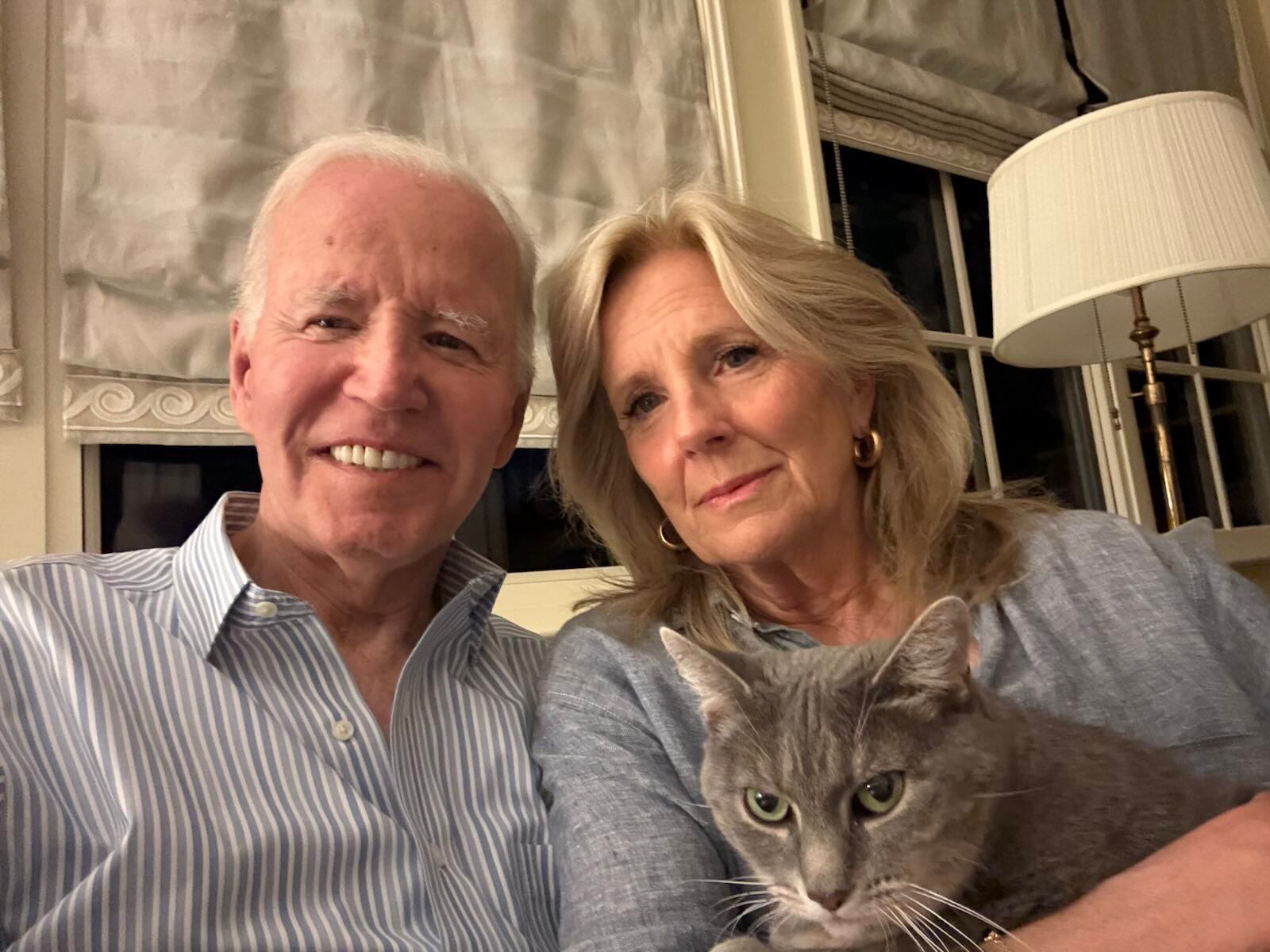 Joe Biden y su esposa Jill tras el anuncio sobre su enfermedad