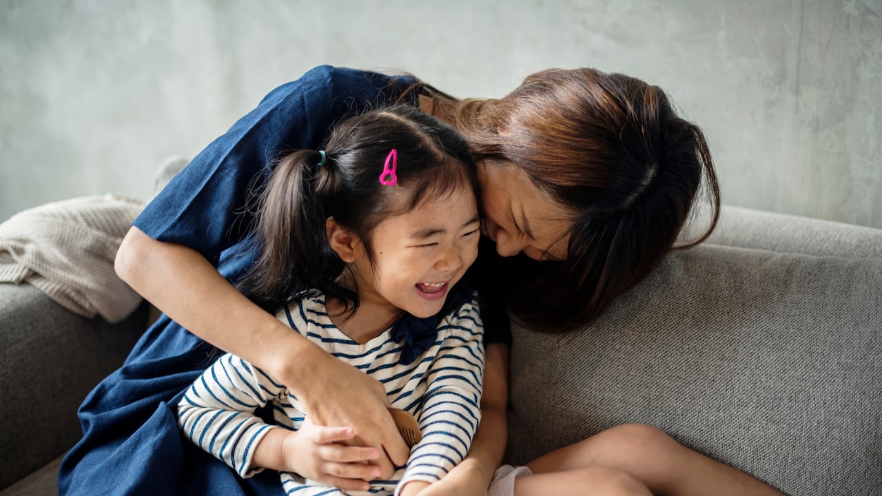 En el corazón del liderazgo humano reside la capacidad de inspirar, apoyar y desarrollar a cada miembro del equipo, tal como una madre lo hace con sus hijos.
