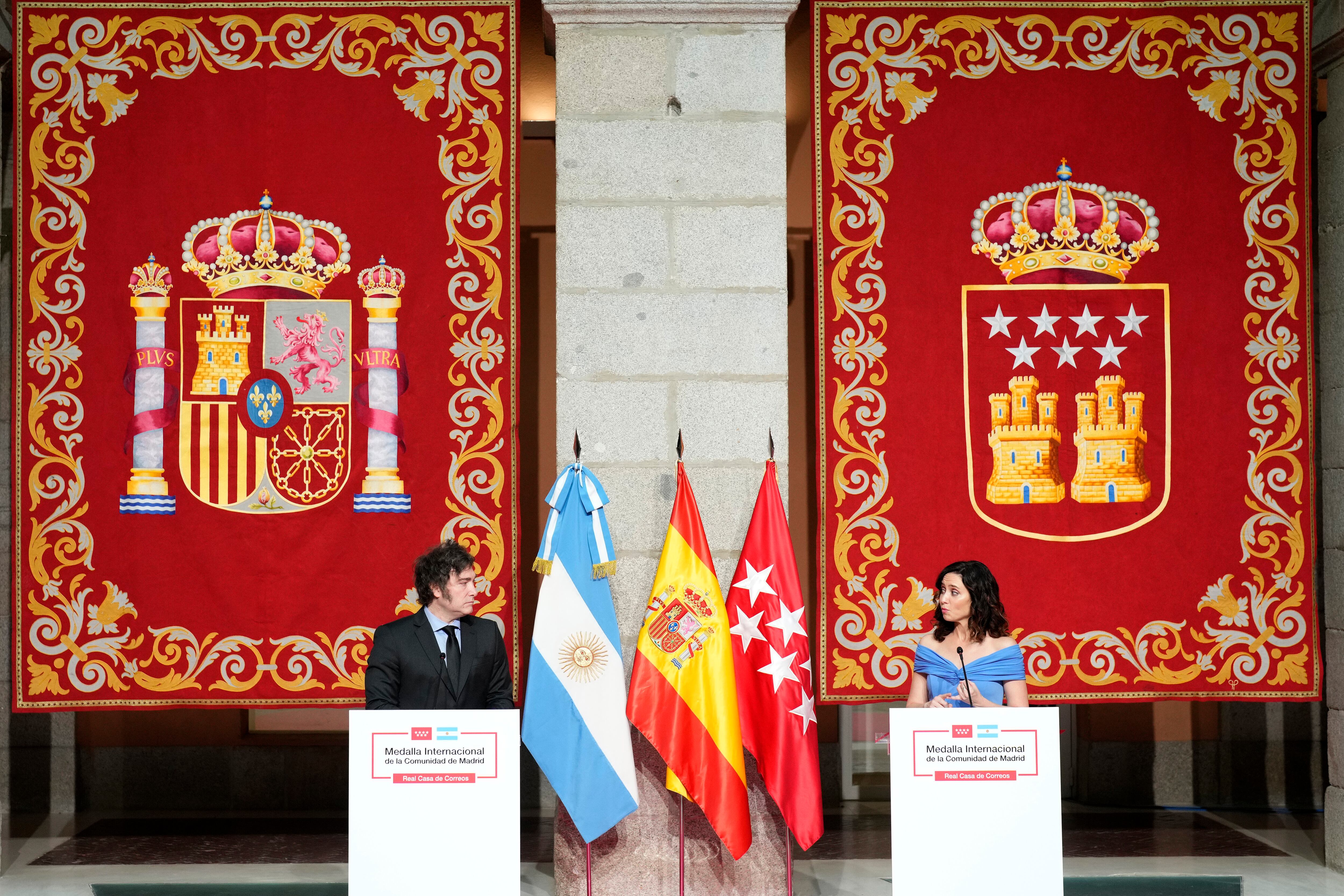 El presidente argentino, Javier Milei, escucha a la presidenta regional de Madrid, Isabel Díaz Ayuso, durante su reunión en Madrid, España, el viernes 21 de junio de 2024.