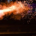 Agente del Esmad dispara gas lacrimógeno. Foto: Luis Robayo, AFP.