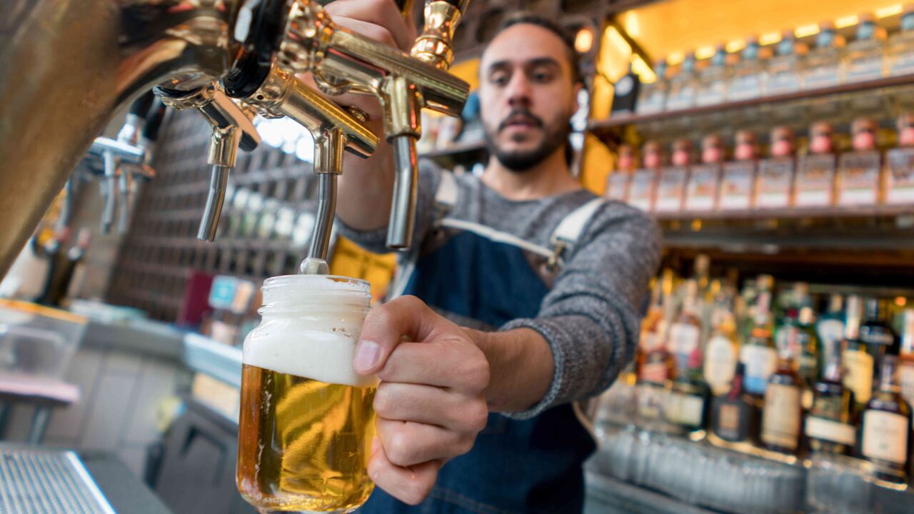 Impuesto a las cervezas bajará en 2021, pero el de los cigarrillos subirá.