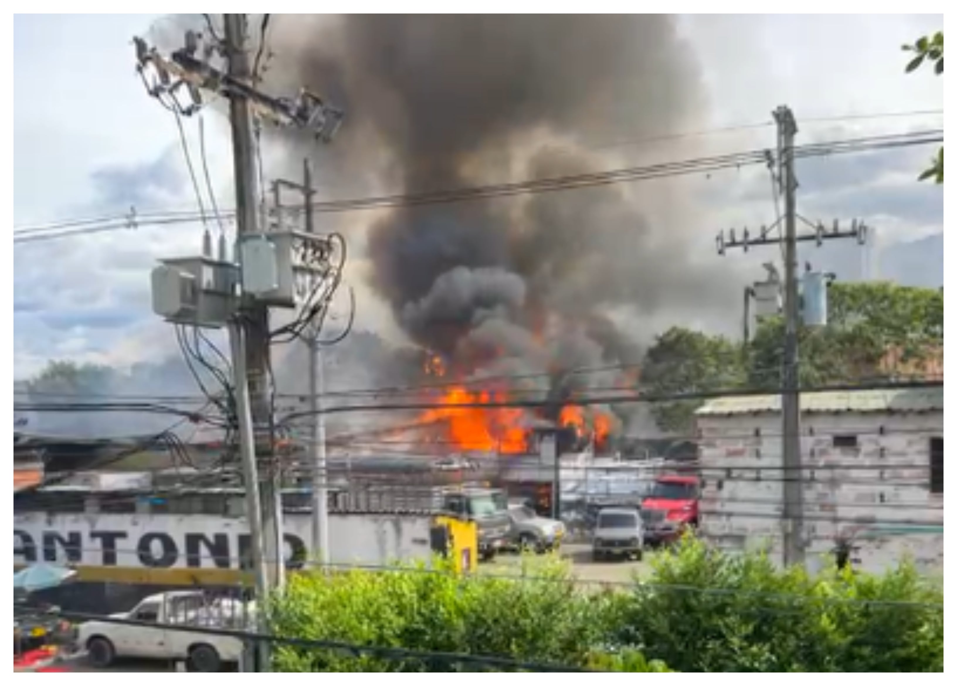 Incendio en depósito de maderas en Bello, Antioquia.