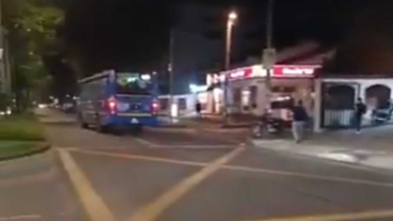 Este es el momento en el que el conductor se va después de pasarle por encima a la moto.